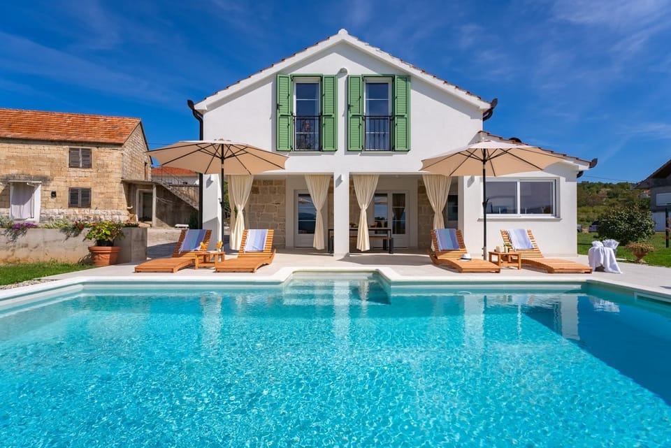 Patio, Garden view, Pool view, Swimming pool, sunbed