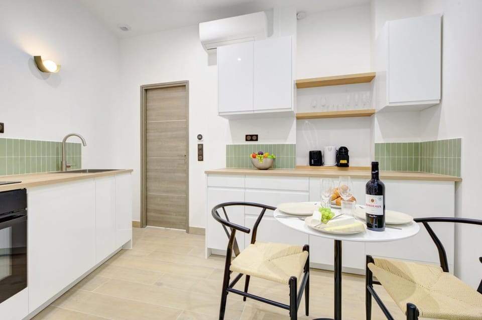 Kitchen or kitchenette, Dining area, stove