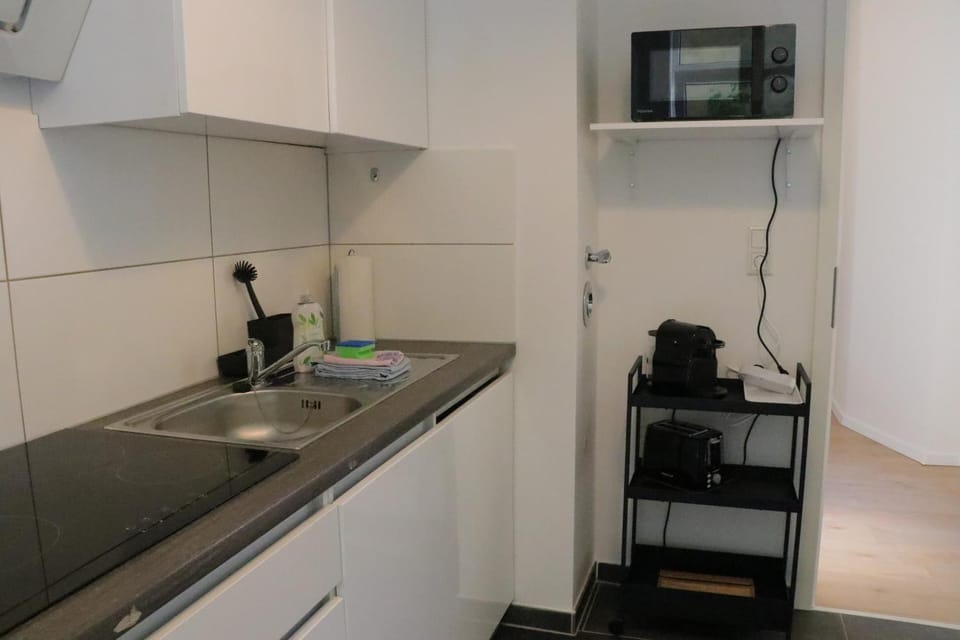 Coffee/tea facilities, Kitchen or kitchenette, stove