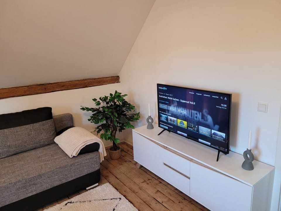 TV and multimedia, Living room, Seating area, Evening entertainment