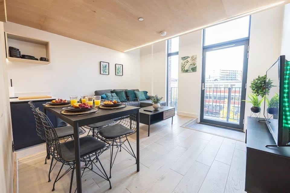 Communal lounge/ TV room, TV and multimedia, Kitchen or kitchenette, Living room, Food and drinks, Seating area, Dining area, Evening entertainment, Food
