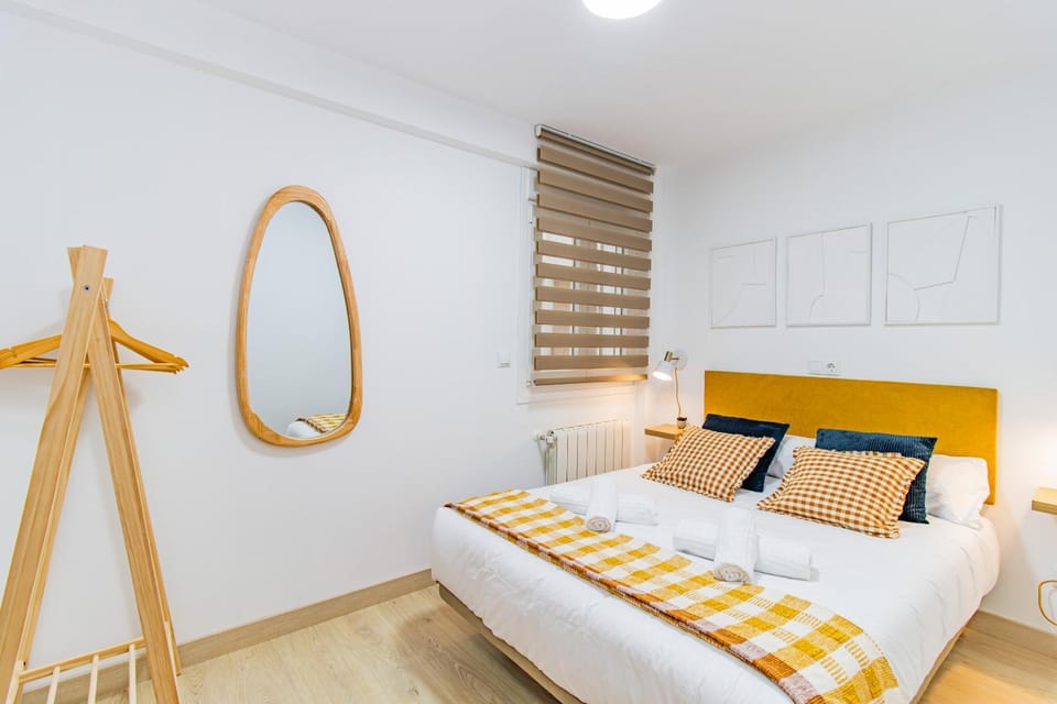 Bed, Photo of the whole room, Decorative detail, Bedroom