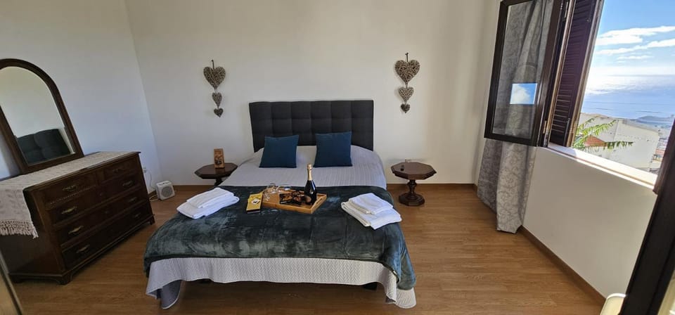 Bed, Natural landscape, Photo of the whole room, Bedroom, Sea view, towels