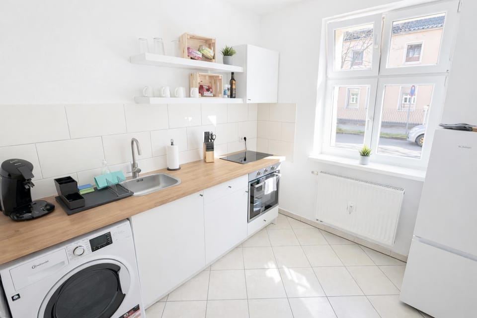 Coffee/tea facilities, Kitchen or kitchenette, microwave, stove, toaster, kitchen