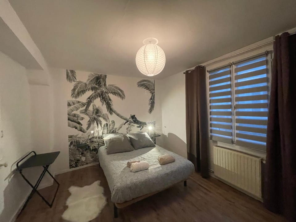 Bedroom, towels