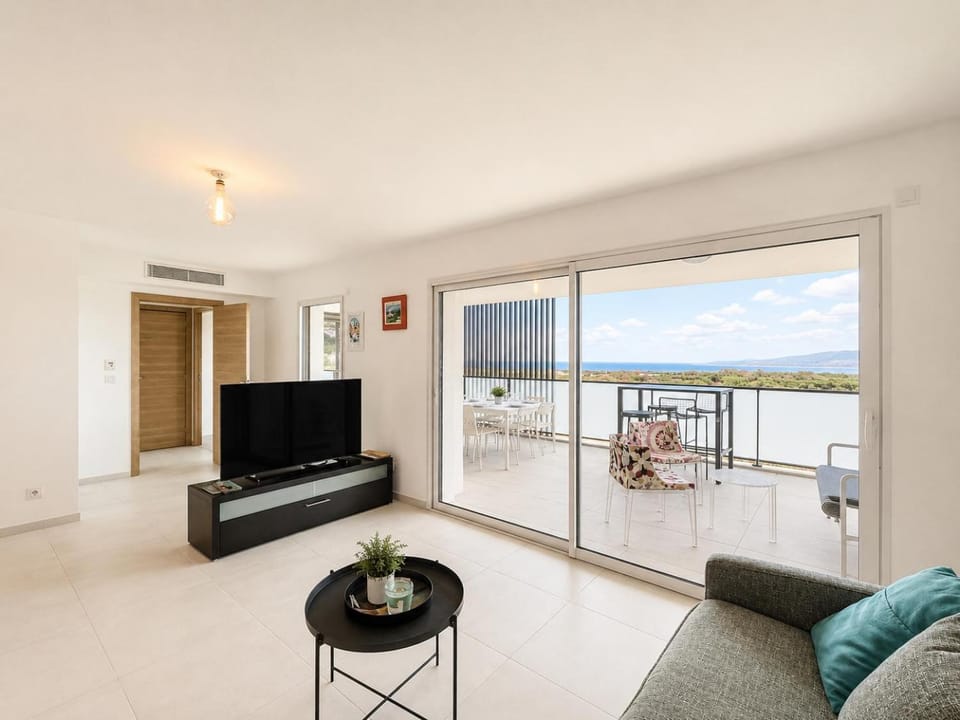 Grand appartement avec vue mer panoramique Apartment in Calvi