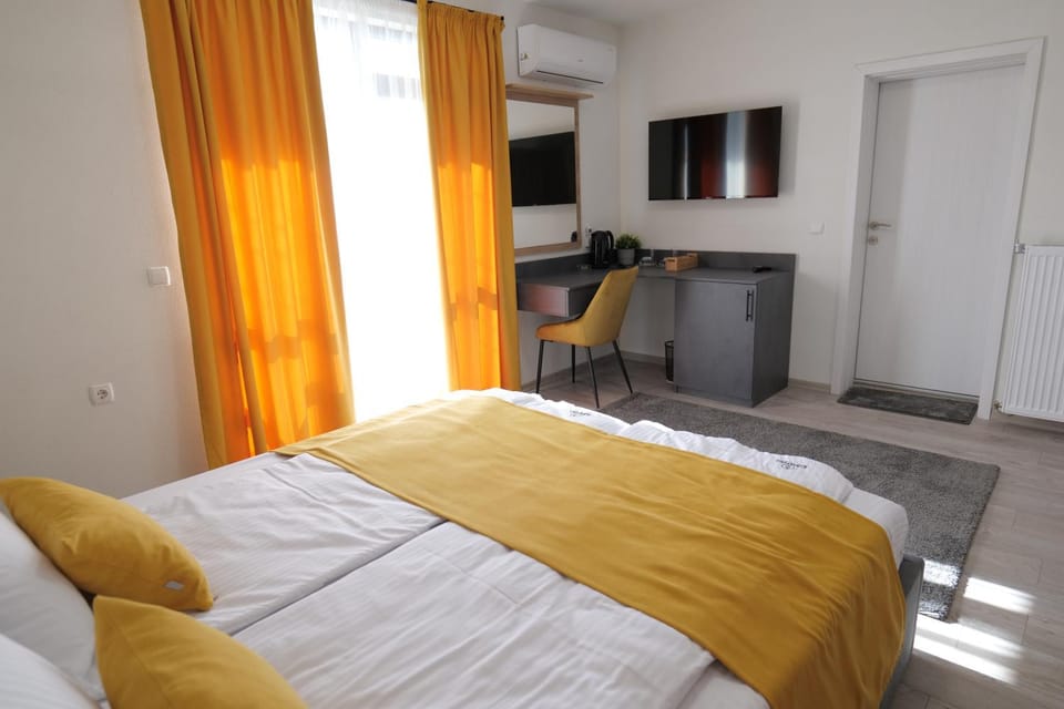 Bathroom, TV and multimedia, Photo of the whole room, Bedroom, towels, wardrobe, air conditioner