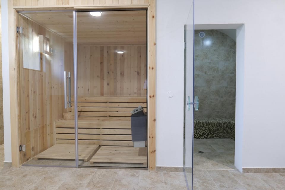 Shower, Sauna, Steam room, Swimming pool