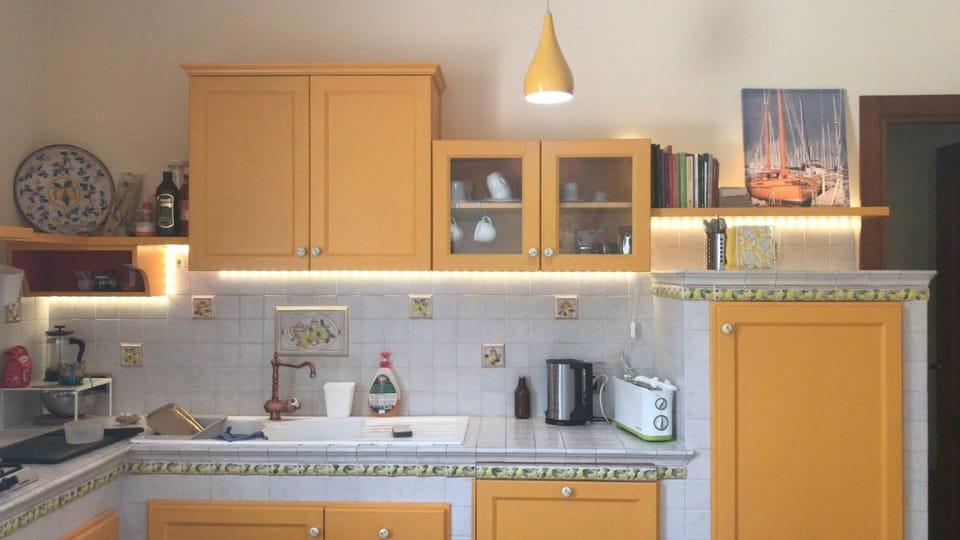 Kitchen or kitchenette, Living room