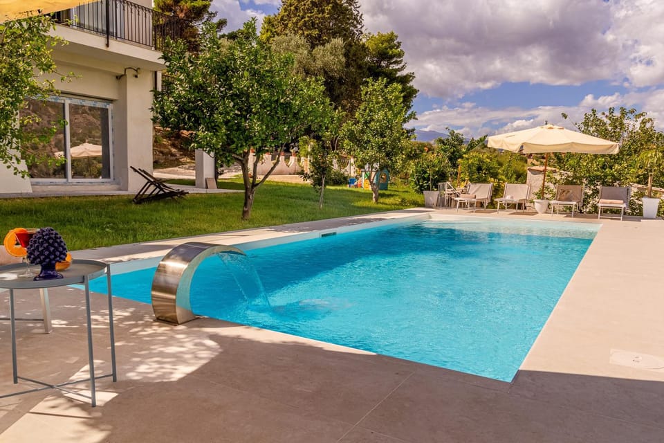 Property building, Patio, Spring, Day, Natural landscape, Garden, Garden view, Pool view, Swimming pool, sunbed