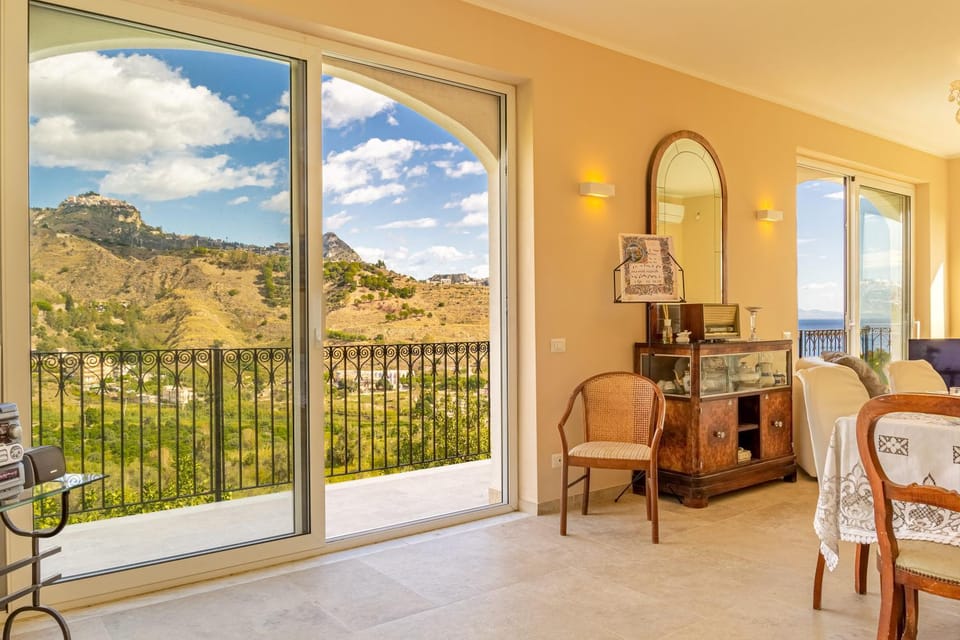 Balcony/Terrace, Dining area, Mountain view