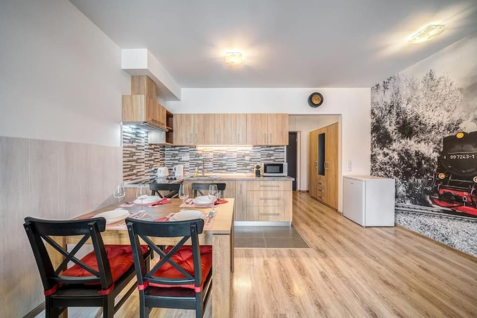 Kitchen or kitchenette, Dining area