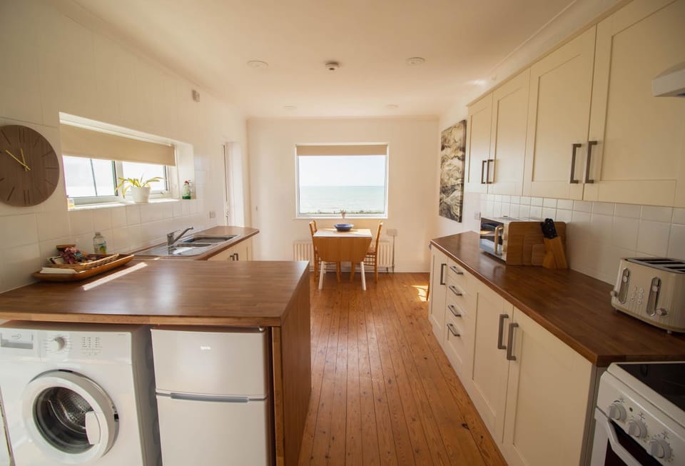 Kitchen or kitchenette, Dining area, internet, oven, pet friendly, stove, toaster, washing machine