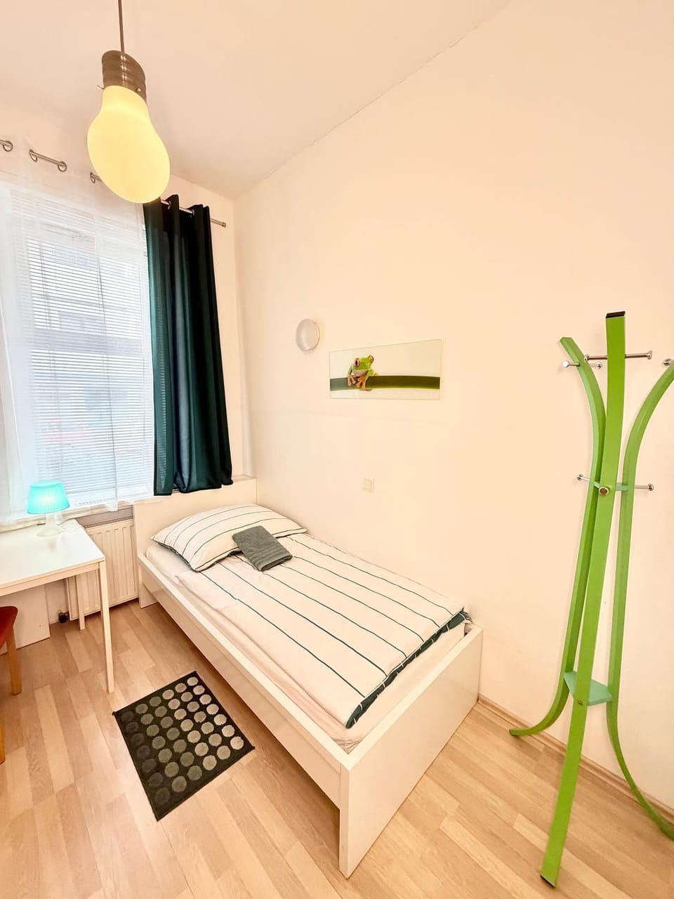 FAVORIT-ROOMS , Self Check-in , direkt Metro connection U1 to Centralstation-Airport and City-Center Hostel in Vienna