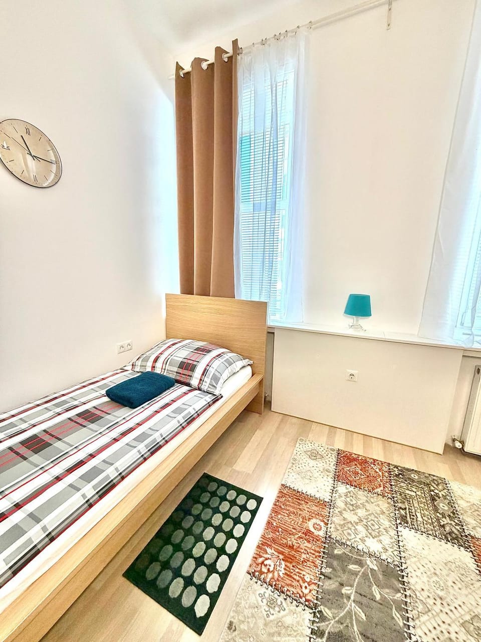 FAVORIT-ROOMS , Self Check-in , direkt Metro connection U1 to Centralstation-Airport and City-Center Hostel in Vienna