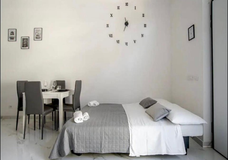 Bed, towels