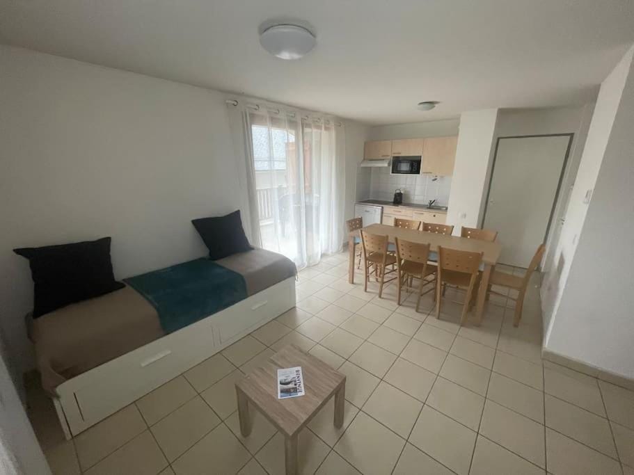 TV and multimedia, Kitchen or kitchenette, Living room, Seating area, Dining area
