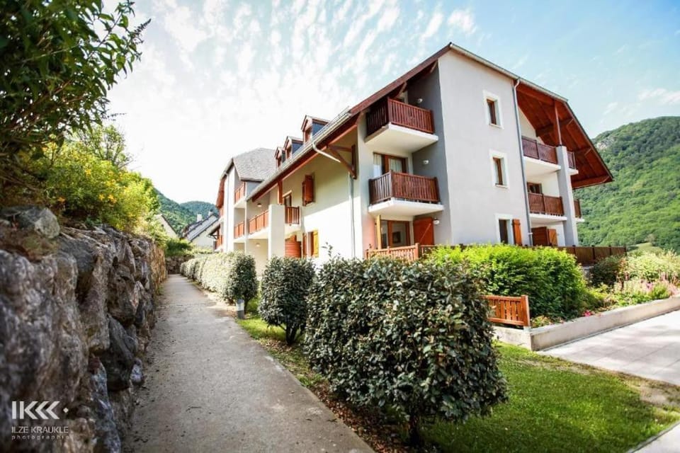 Property building, Spring, Day, Natural landscape, Garden, Garden view, Mountain view
