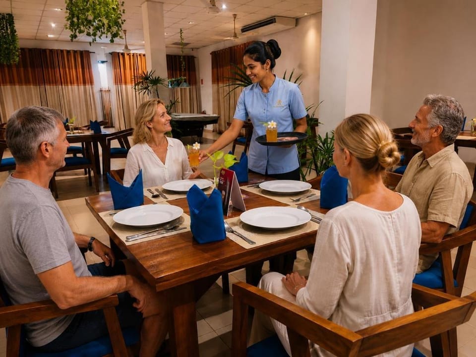 Restaurant/places to eat, People, Food and drinks, Banquet/Function facilities, Food, Guests, group of guests