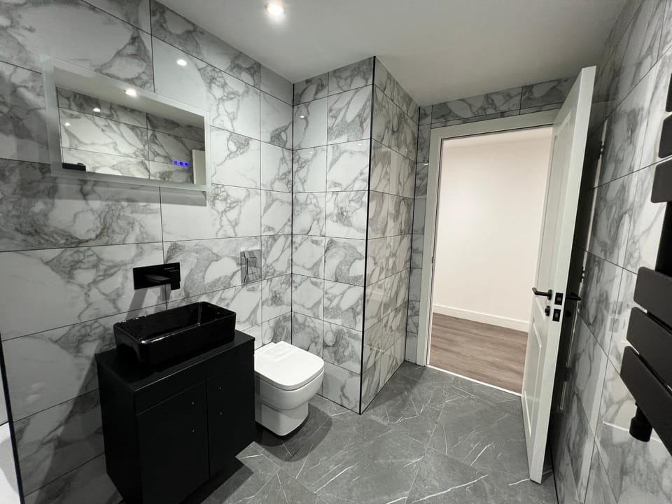 Luxury 2 Bed Apartment - Contractor Friendly - FREE Parking - WIFI & High Tech - 2 Bathrooms - Apartment in Huntingdonshire District