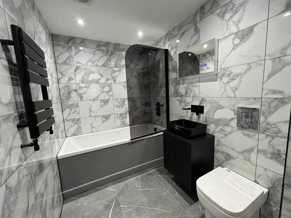 Luxury 2 Bed Apartment - Contractor Friendly - FREE Parking - WIFI & High Tech - 2 Bathrooms - Apartment in Huntingdonshire District