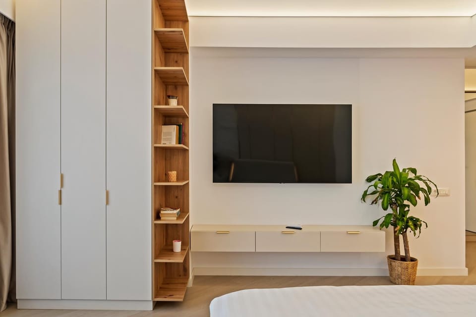 Bed, TV and multimedia, Evening entertainment, Bedroom