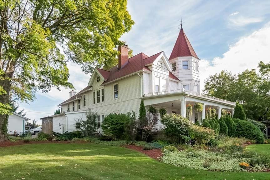 Kingsley House Bed & Breakfast - Full Home Bed and Breakfast in Fennville