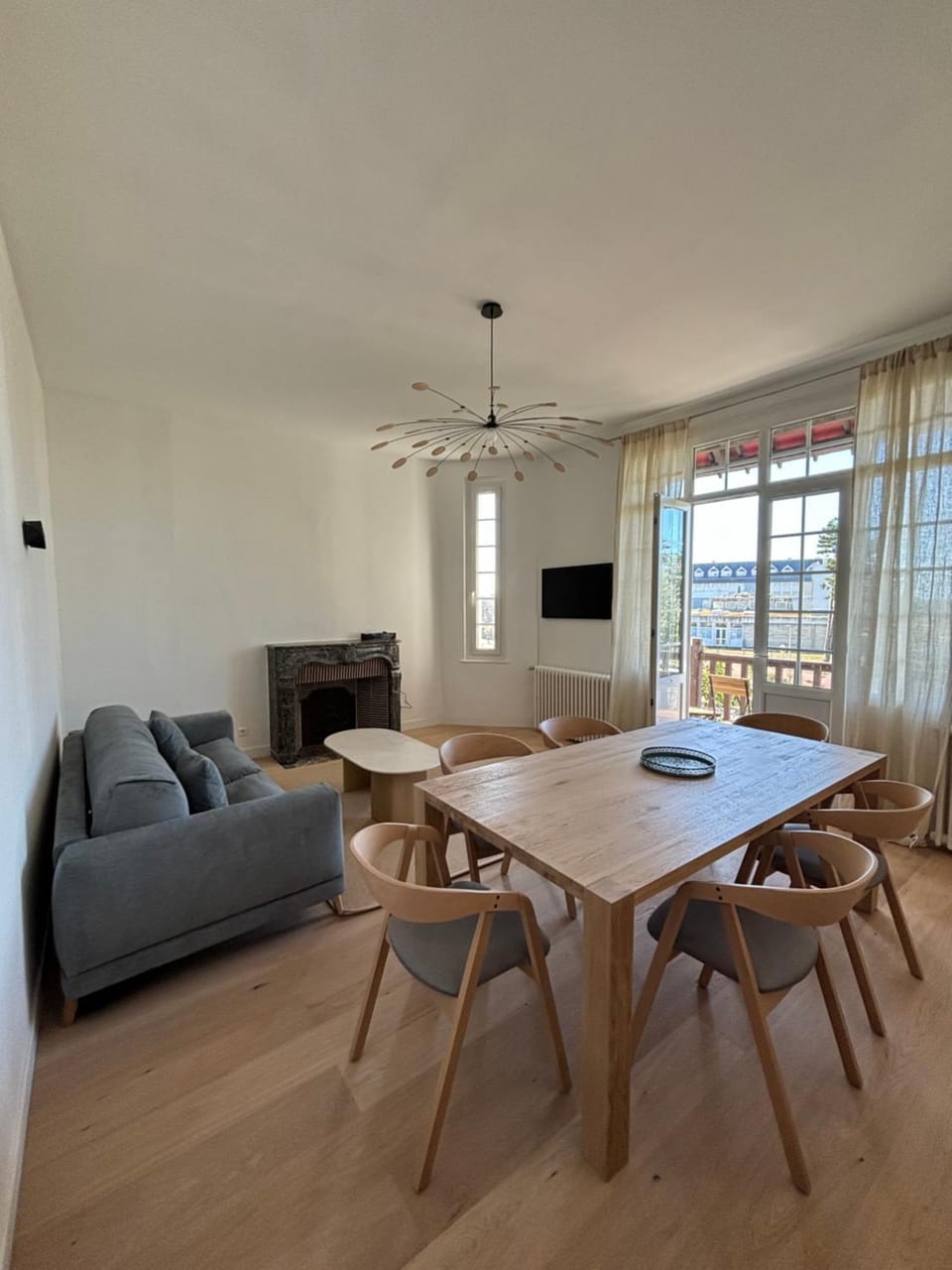 TV and multimedia, Living room, Seating area, Dining area