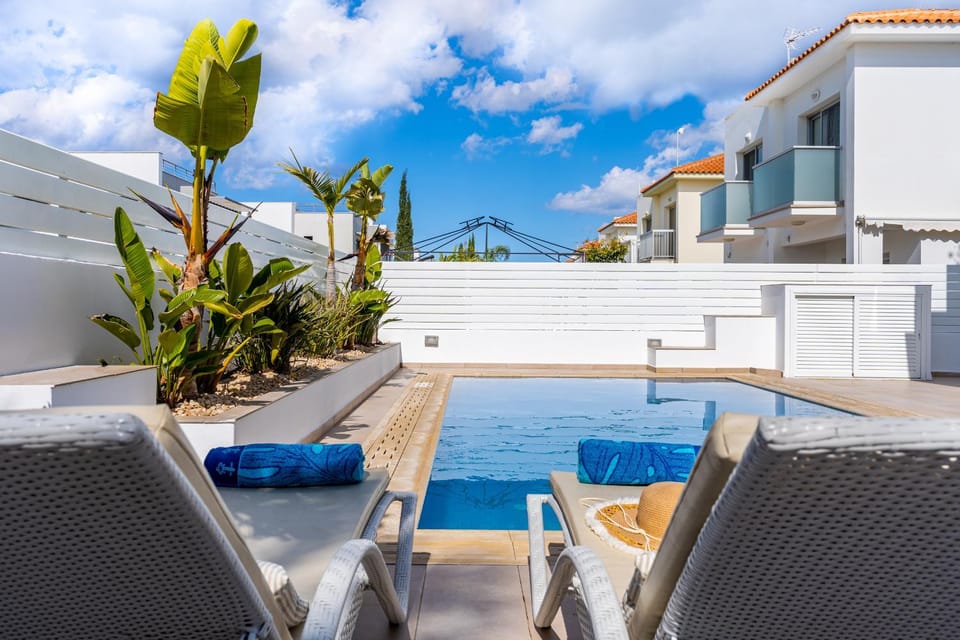 Property building, Day, Pool view, Swimming pool, Swimming pool