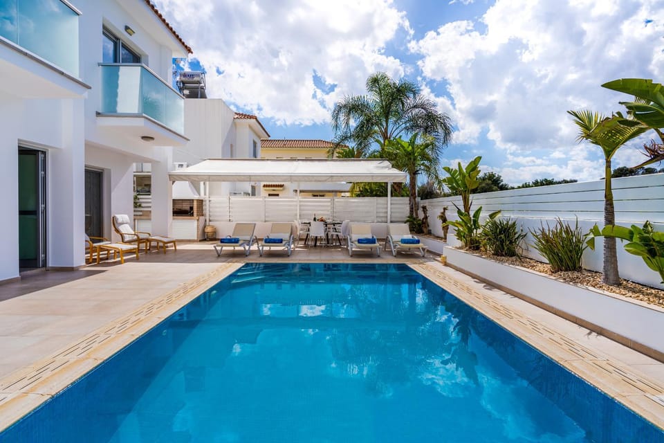 Property building, Pool view, Swimming pool, Swimming pool, sunbed