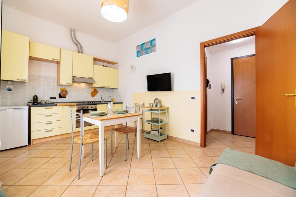 Kitchen or kitchenette, Dining area, oven, stove