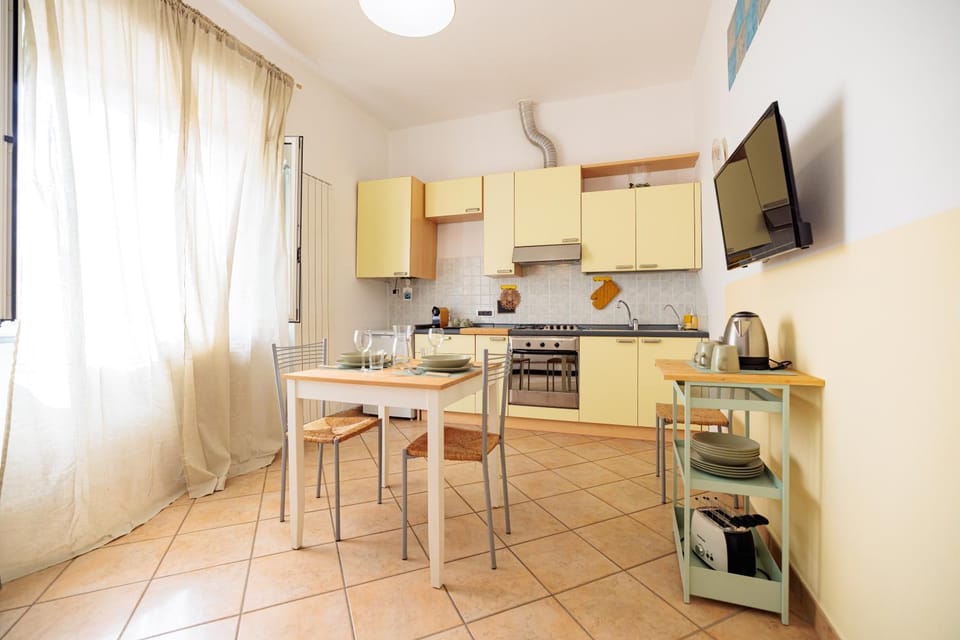 TV and multimedia, Kitchen or kitchenette, Dining area, oven, stove, toaster