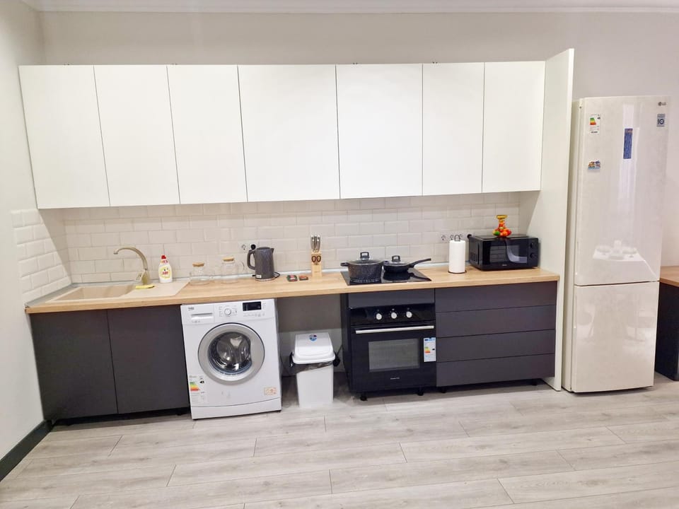 Coffee/tea facilities, microwave, oven, stove, washing machine