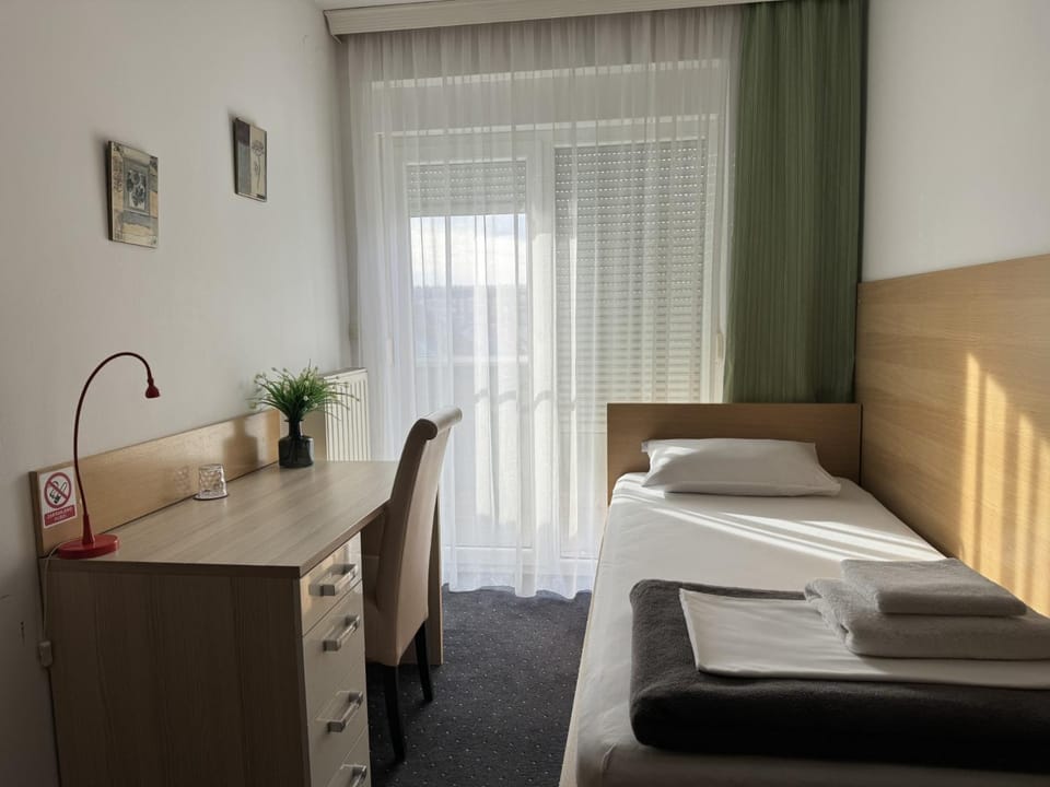 Bed, Photo of the whole room, Bedroom, hair dresser, towels