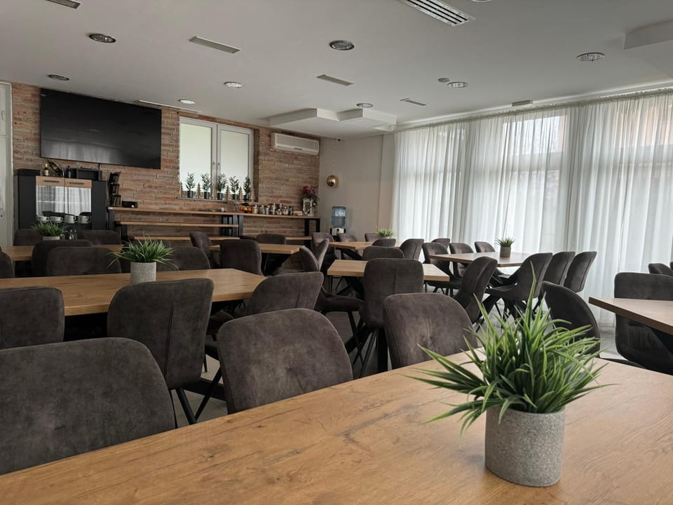 Restaurant/places to eat, TV and multimedia, Banquet/Function facilities, Breakfast, Lunch, Dinner, group of guests
