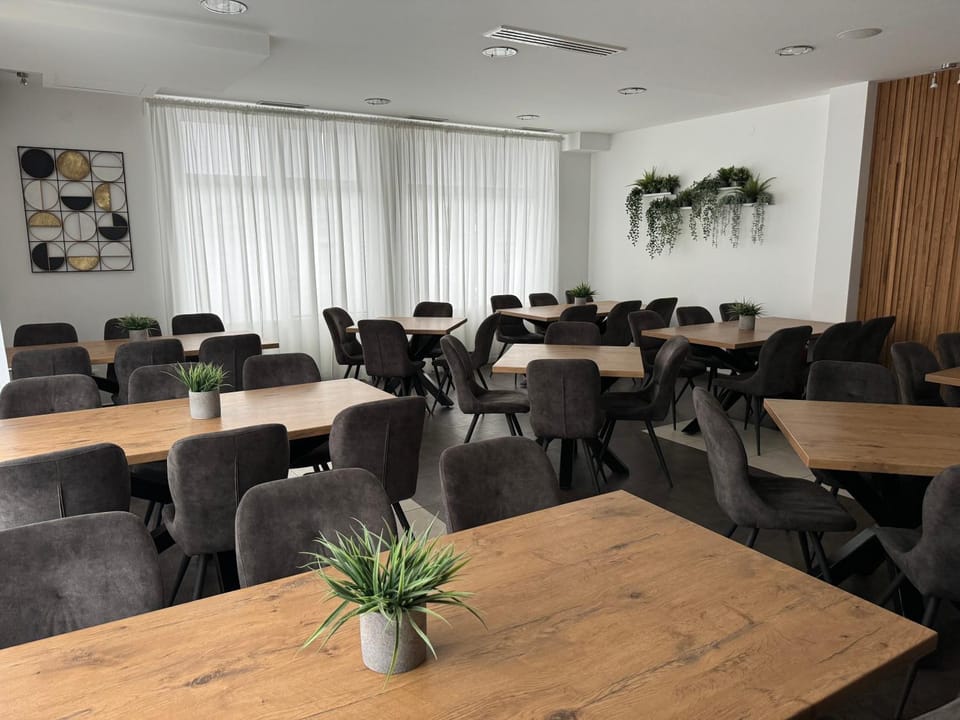 Restaurant/places to eat, TV and multimedia, Banquet/Function facilities, Breakfast, Lunch, Dinner, group of guests