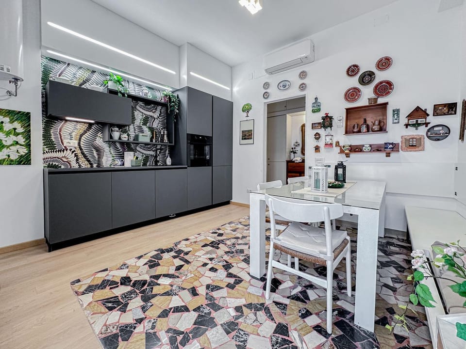 Kitchen or kitchenette, Dining area, oven