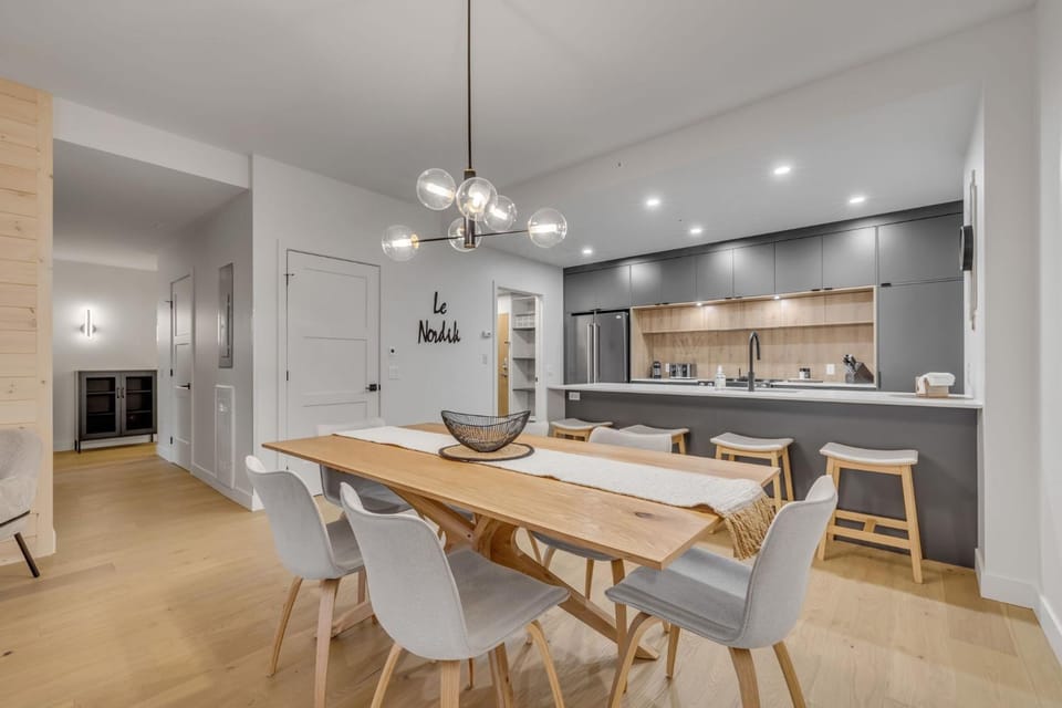 Kitchen or kitchenette, Dining area