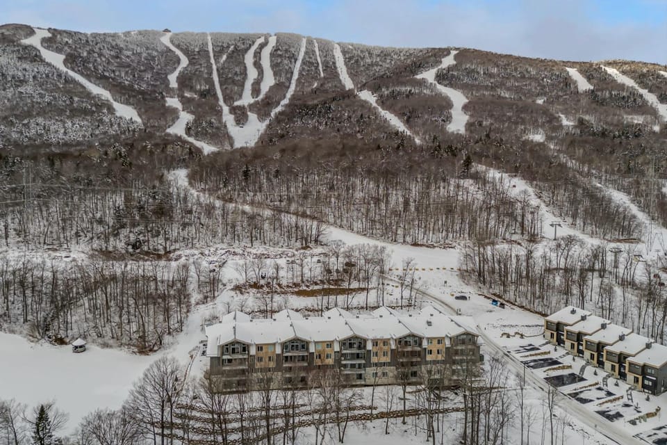 Property building, Bird's eye view, Mountain view