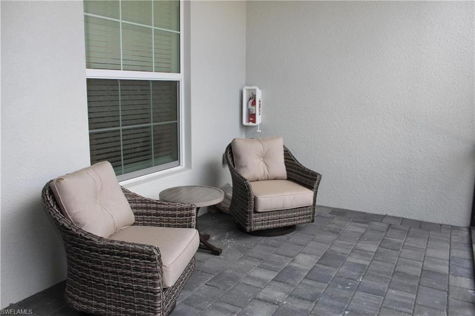 Golf HOA Pool and many activities House in Collier County