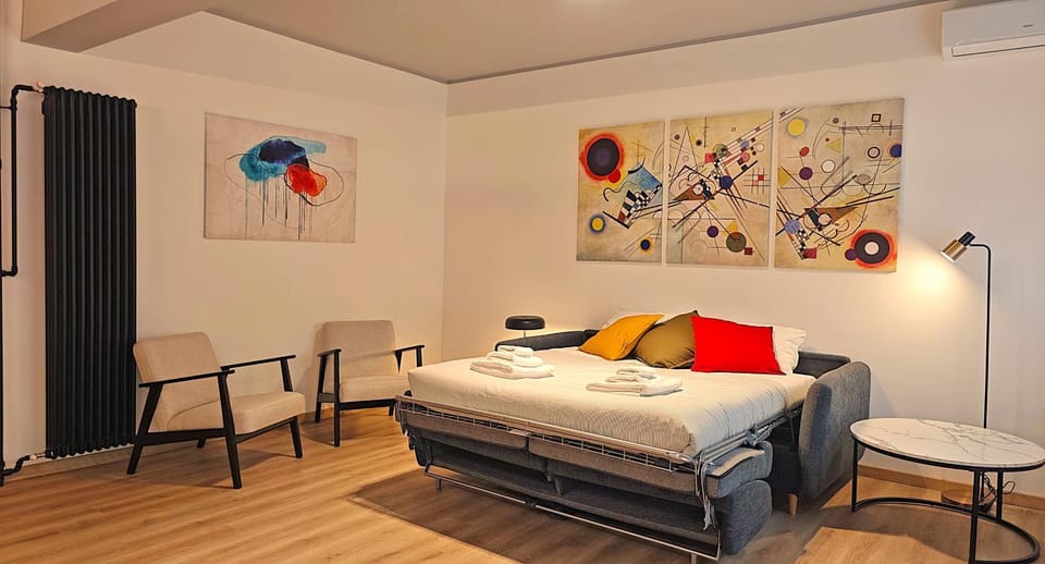 Communal lounge/ TV room, Bed, TV and multimedia, Living room, Seating area, towels, air conditioner