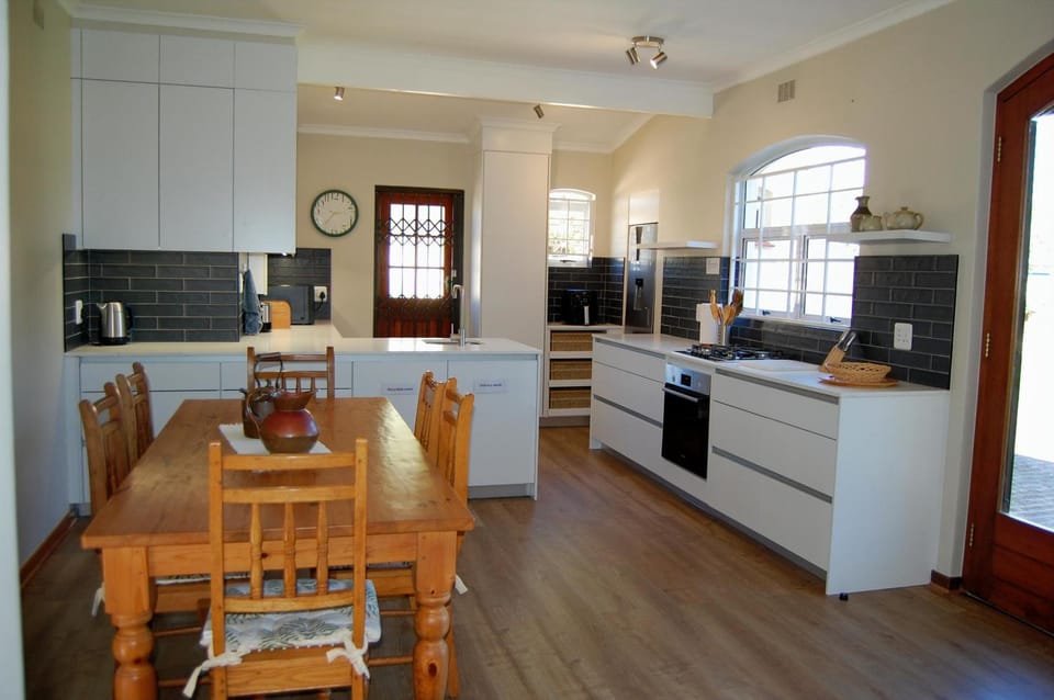 Dining area, kitchen