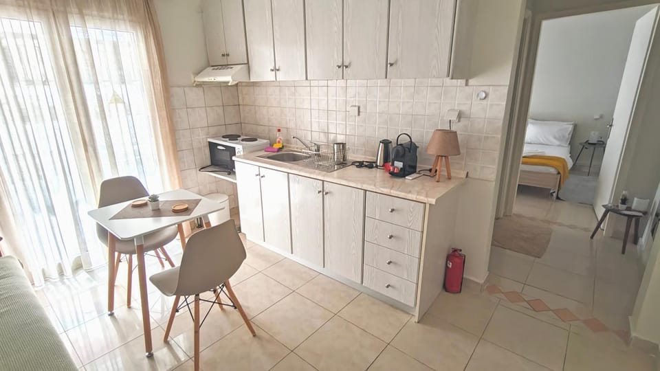 Coffee/tea facilities, Kitchen or kitchenette, Seating area, Dining area, internet, oven, stove, toaster