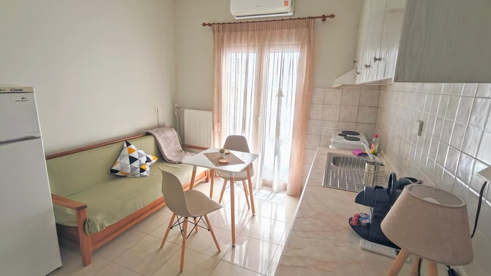 Coffee/tea facilities, Kitchen or kitchenette, Seating area, Dining area, flat iron, internet, oven, toaster, kitchen, kitchen, air conditioner