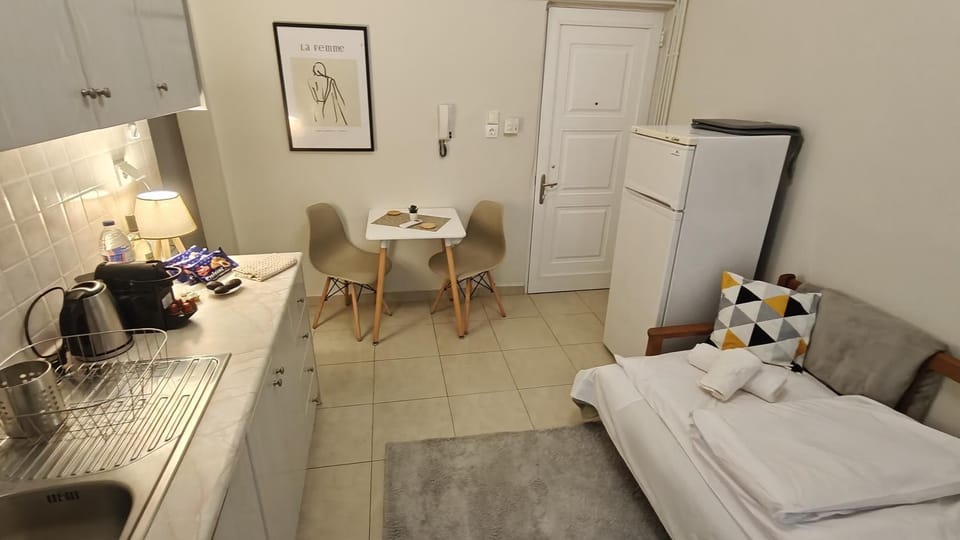 Bed, Coffee/tea facilities, Kitchen or kitchenette, Dining area, furniture, locker, towels, kitchen, kitchen