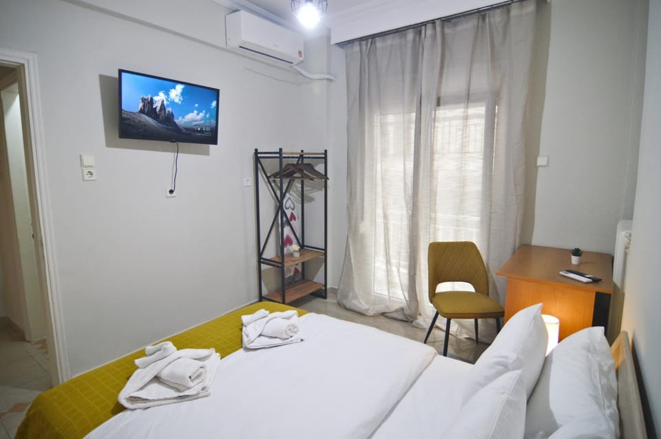 Bed, TV and multimedia, Photo of the whole room, Bedroom, towels, air conditioner