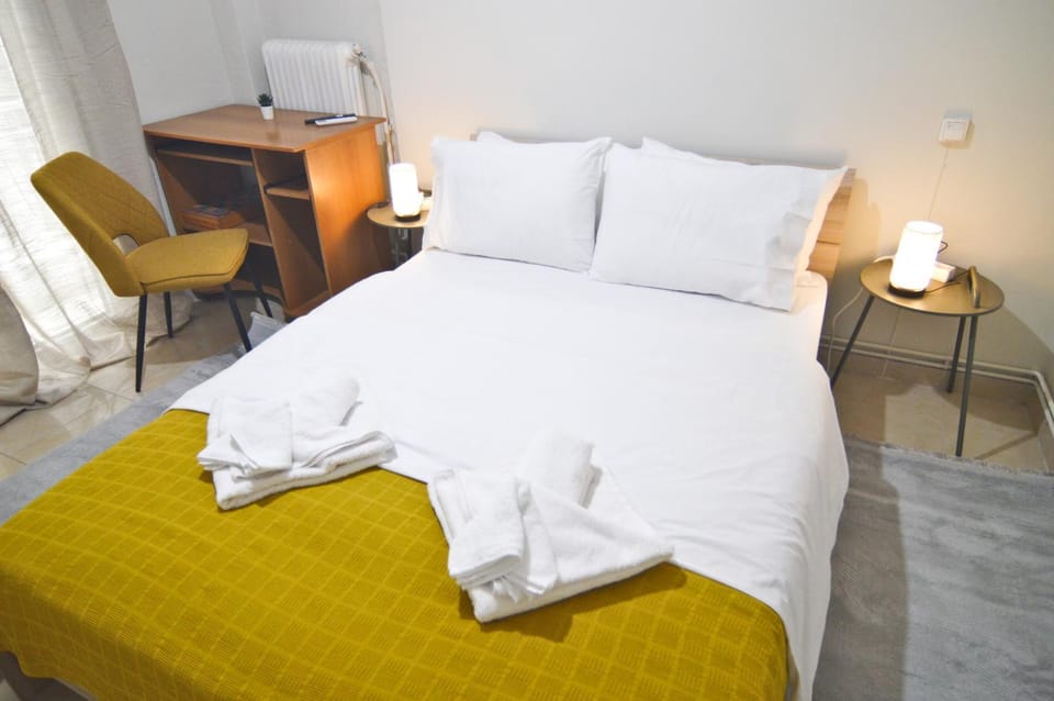 Bed, Bedroom, towels, towels