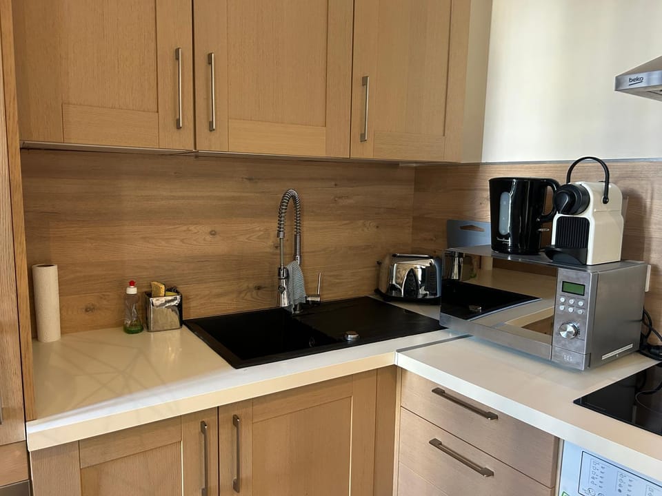 Coffee/tea facilities, Kitchen or kitchenette, stove, toaster