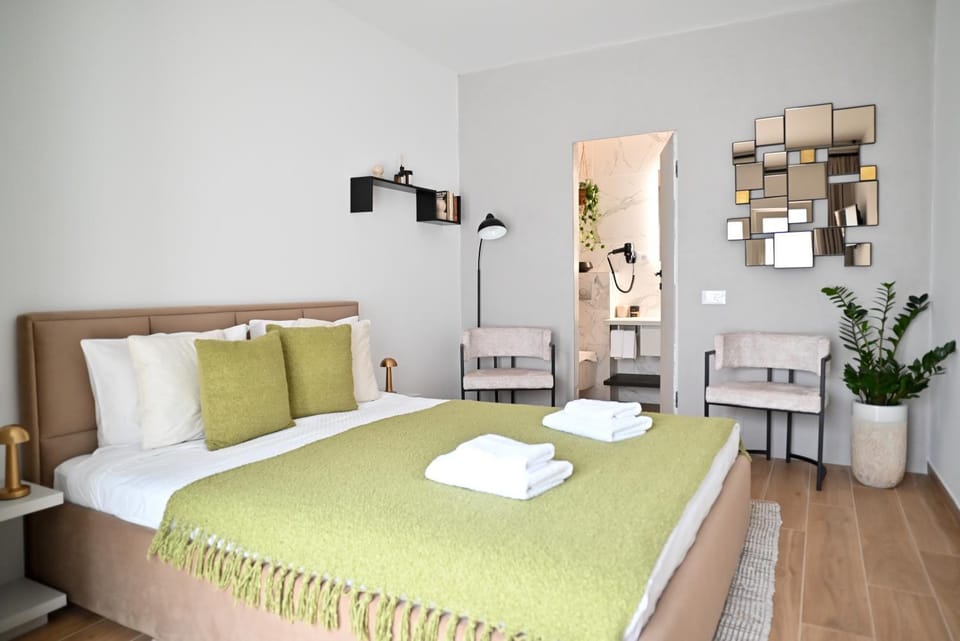 Bed, Photo of the whole room, Bedroom, towels