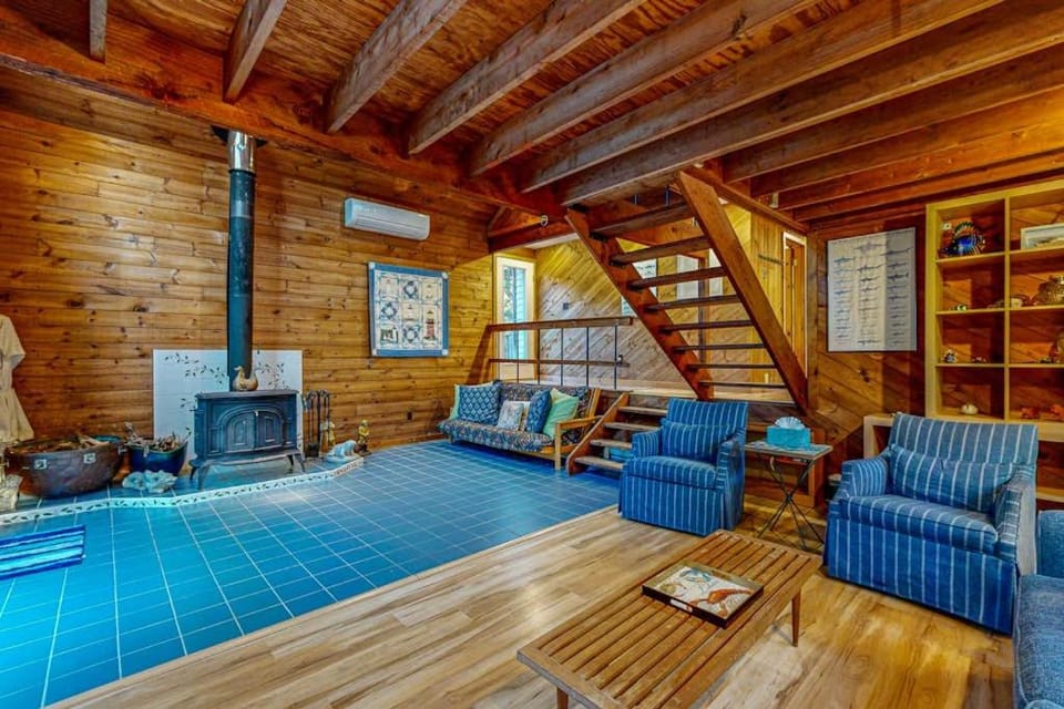 Cozy Island Cabin Cabin in Martha's Vineyard